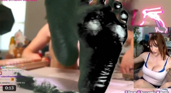 国外女主播因用脚底当屏幕：映射直播《黑暗之魂3》被封禁 