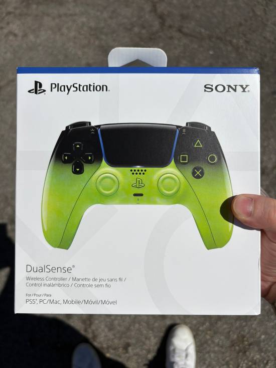 PS5新系列手柄实物曝光:超丝滑亮面涂层